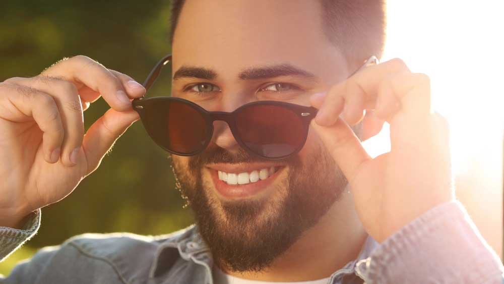 fényre sötétedő szemüveglencse