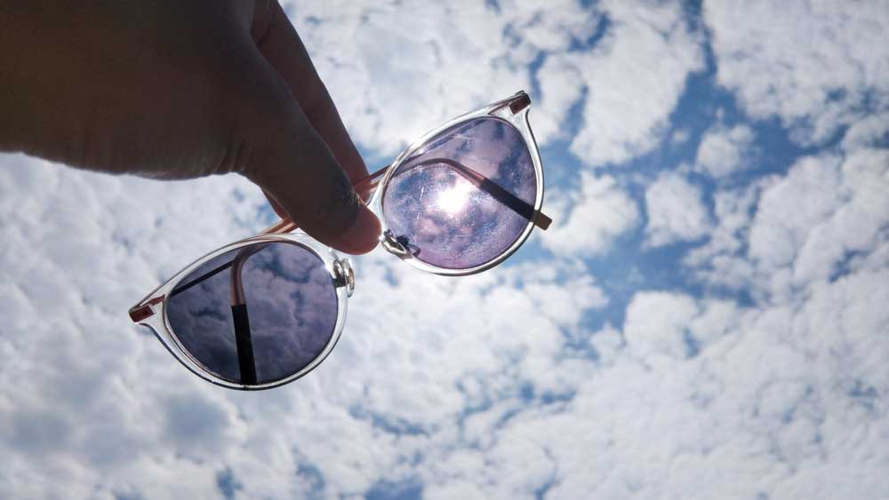 fényre sötétedő szemüveglencse