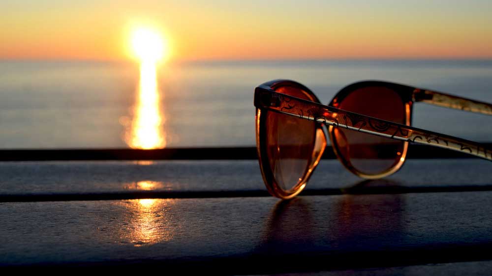 fényre sötétedő szemüveglencse